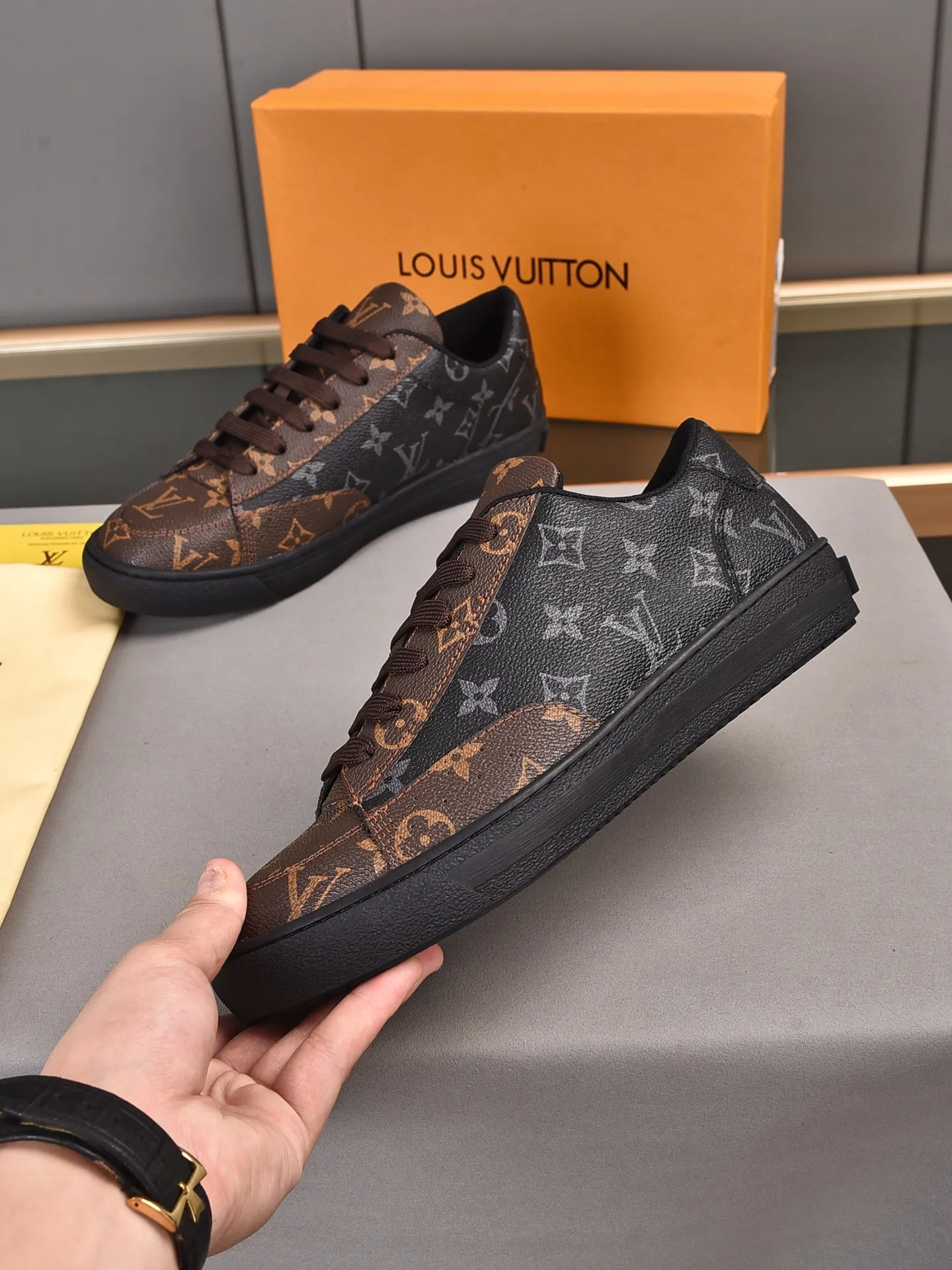 💰💰💰P420 [LV's latest model] New casual Korean-style men's shoes, new autumn and winter design, perfect workmanship, cabinet quality, upper PVC material, breathable mesh lining; soft and comfortable, original rubber outsole super light Wear-resistant, simple, versatile fashion men's shoes, bright colors Two colors available Size 38--44 (45 46 customized)